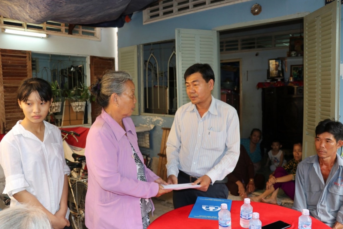Ông Nguyễn Văn Vũ, Chánh Văn phòng Ủy ban ATGT tỉnh Tiền Giang tặng quà cho gia đình có người tử nạn.