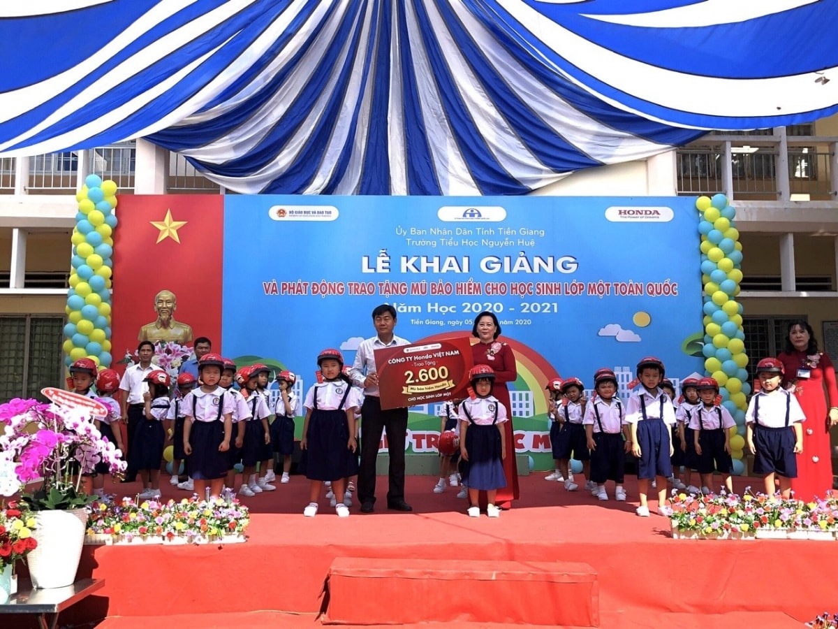 Ủy ban ATGT tỉnh tặng mũ bảo hiểm cho học sinh.