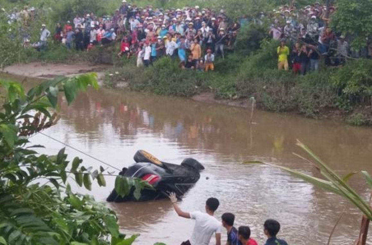 Xe ô tô Mercedes lao xuống kênh Bà Ngọt, xã Đạo Thạnh, TP. Mỹ Tho, khiến 3 người tử vong ở Tiền Giang