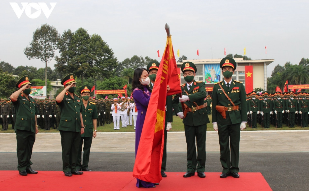 Phó Chủ tịch nước Võ Thị Ánh Xuân trao Huân chương Quân công hạng Nhì cho Trường Sỹ quan Lục quân 2 (Ảnh: Duy Phương)