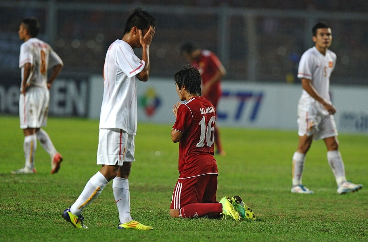 Sự thất vọng của cầu thủ U23 Việt Nam (áo trắng) sau trận thua U23 Myanmar cách đây 10 năm. (Ảnh: Getty). 