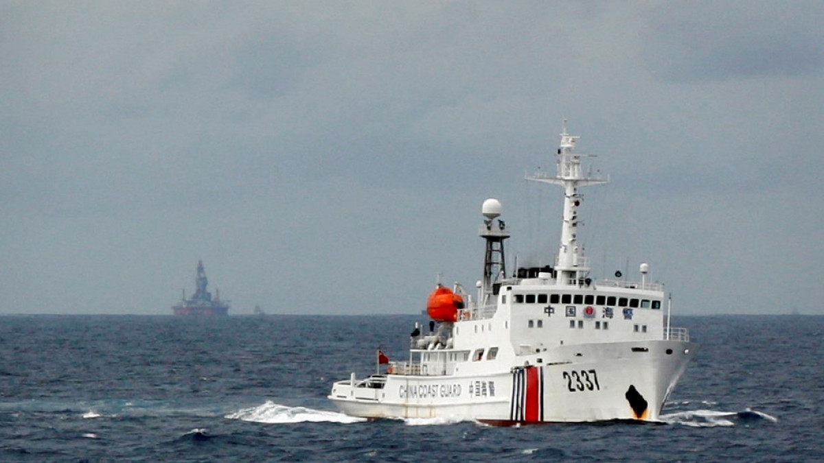 EU lên tiếng vụ hải cảnh Trung Quốc phun vòi rồng tàu Philippines ở Biển Đông - 1