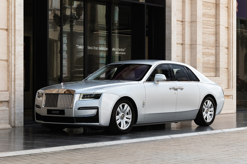 Ngắm siêu xe Rolls-Royce New Ghost màu bạc tuyệt đẹp trên phố TP.HCM - 1