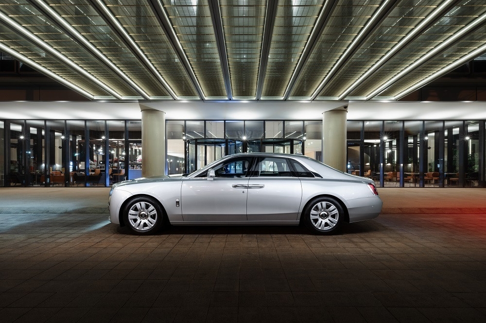 Ngắm siêu xe Rolls-Royce New Ghost màu bạc tuyệt đẹp trên phố TP.HCM - 8