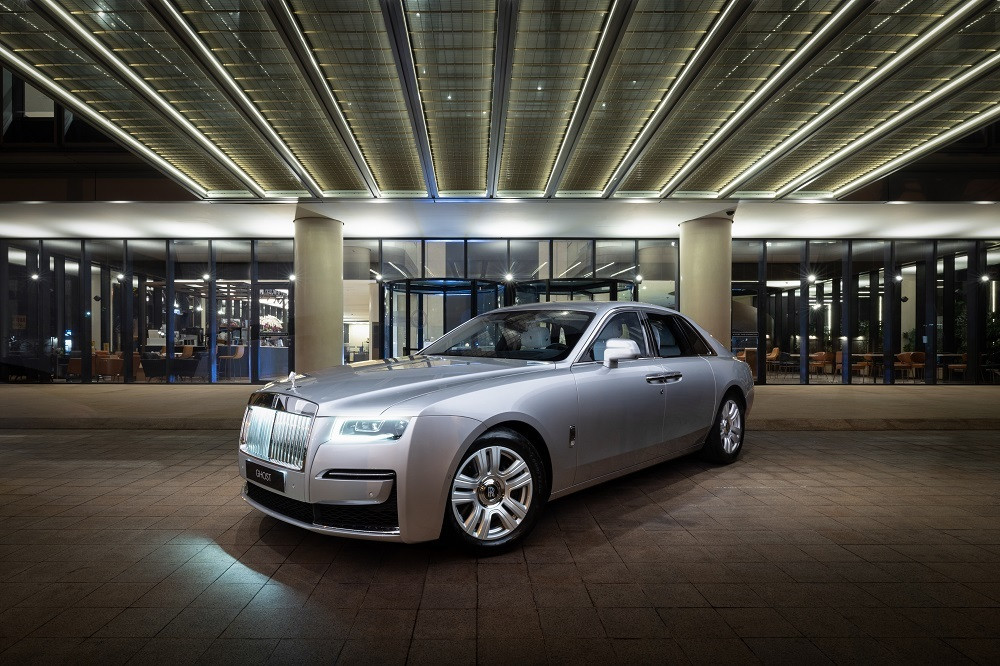 Ngắm siêu xe Rolls-Royce New Ghost màu bạc tuyệt đẹp trên phố TP.HCM - 9