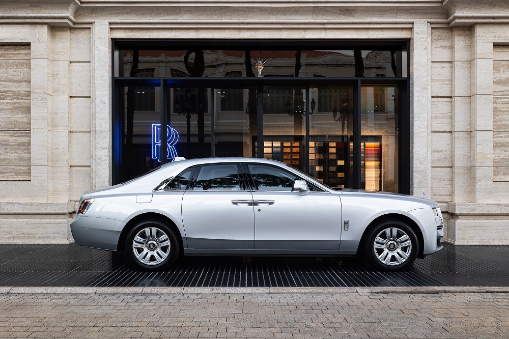 Ngắm siêu xe Rolls-Royce New Ghost màu bạc tuyệt đẹp trên phố TP.HCM - 4