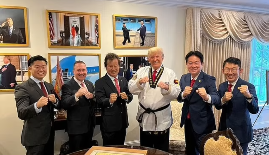 Ông Trump nhận huyền đai cửu đẳng Taekwondo - 1