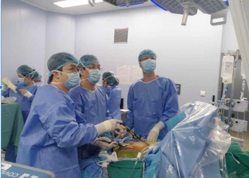 Lần đầu tiên ở Việt Nam: Nội soi lấy mảnh gan từ người sống để ghép - 1