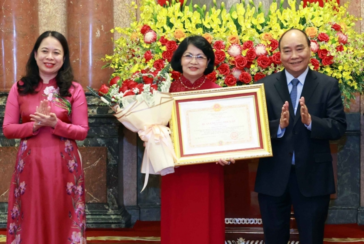 Chủ tịch nước Nguyễn Xuân Phúc, Phó Chủ tịch nước Võ Thị Ánh Xuân trao Huân chương và tặng hóa chúc mừng đồng chí Đặng Thị Ngọc Thịnh