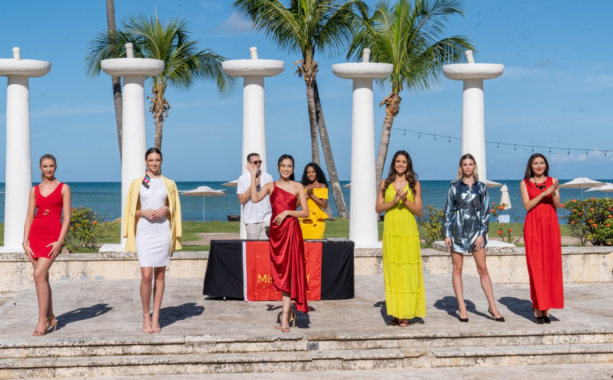 Diện váy đỏ, Đỗ Thị Hà nổi bật giữa nhóm thí sinh ở Miss World - 1
