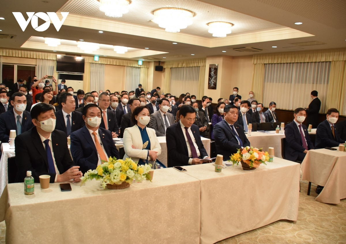 Gặp gỡ Kiều bào Việt Nam tại Nhật Bản, Thủ tướng khẳng định, đất nước luôn chia sẻ với bà con những khó khăn vì đại dịch Covid-19 và nêu rõ: 
