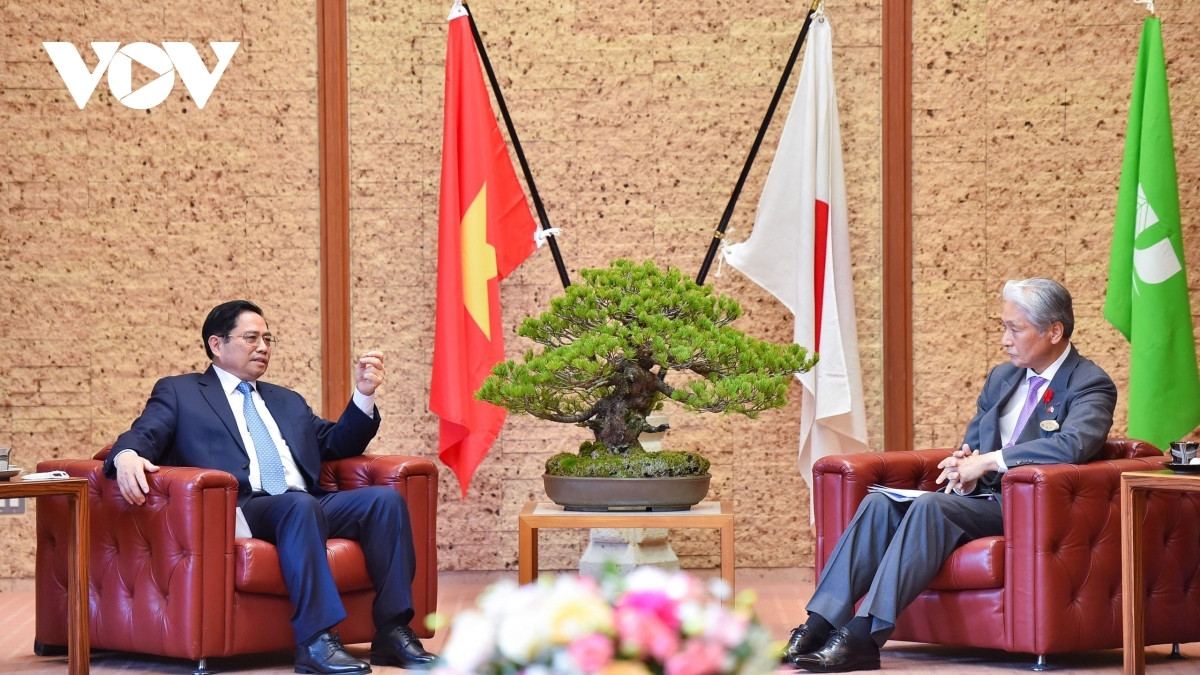 Thủ tướng cũng đến thăm các địa phương của Nhật Bản như tỉnh Tochigi, tham dự Hội nghị hợp tác địa phương Việt Nam - Nhật Bản tại Tochigi.  Trong ảnh: Thủ tướng Phạm Minh Chính tiếp Thống đốc Fukuda Tomikazu.