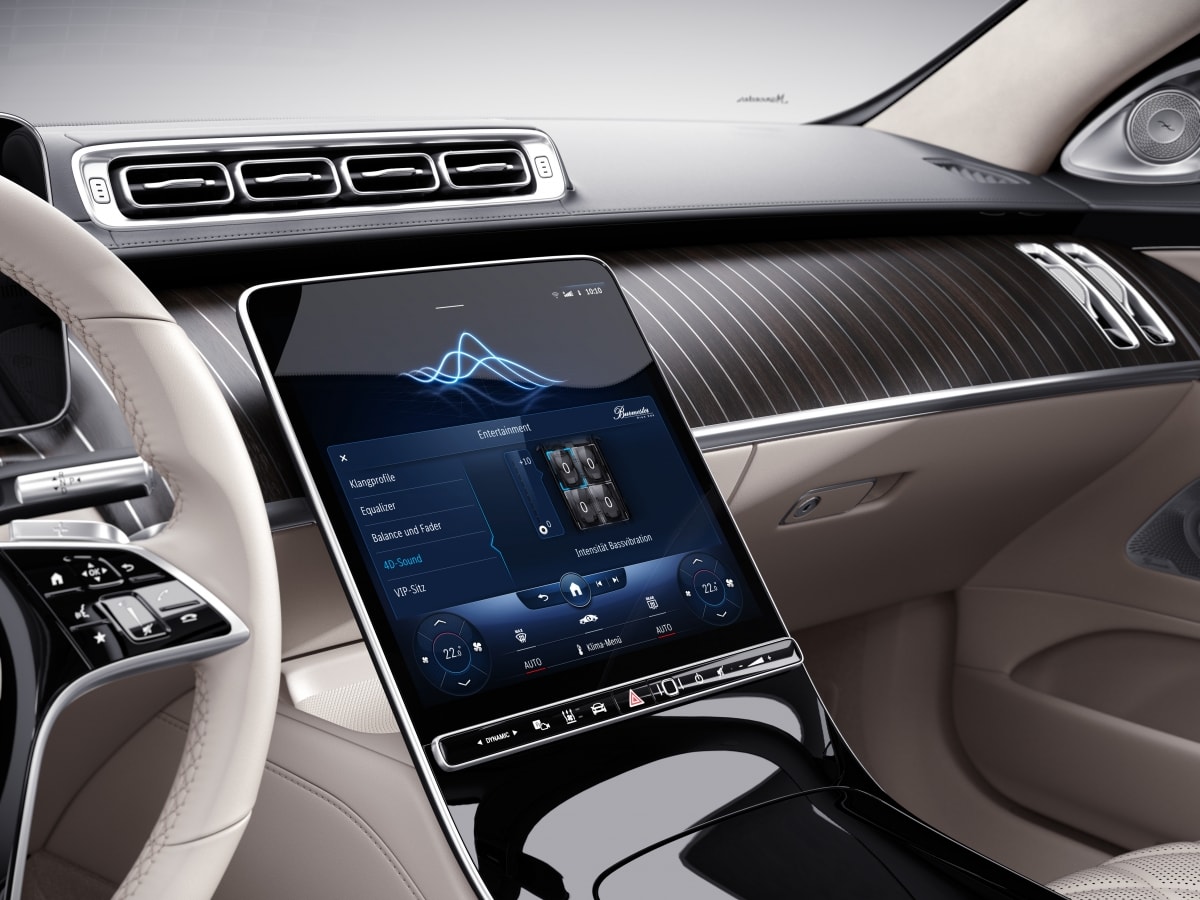 Bên trong, khoang lái của S-Class 2021 nổi bật với màn hình giải trí trung tâm MBUX đặt dọc có kích thước 12,8 inch, hỗ trợ kết nối Apple CarPlay/Android Auto. Riêng bản S 450 Luxury có thêm tính năng điều khiển cử chỉ và máy tính bảng tích hợp điều khiển cho hàng ghế sau.