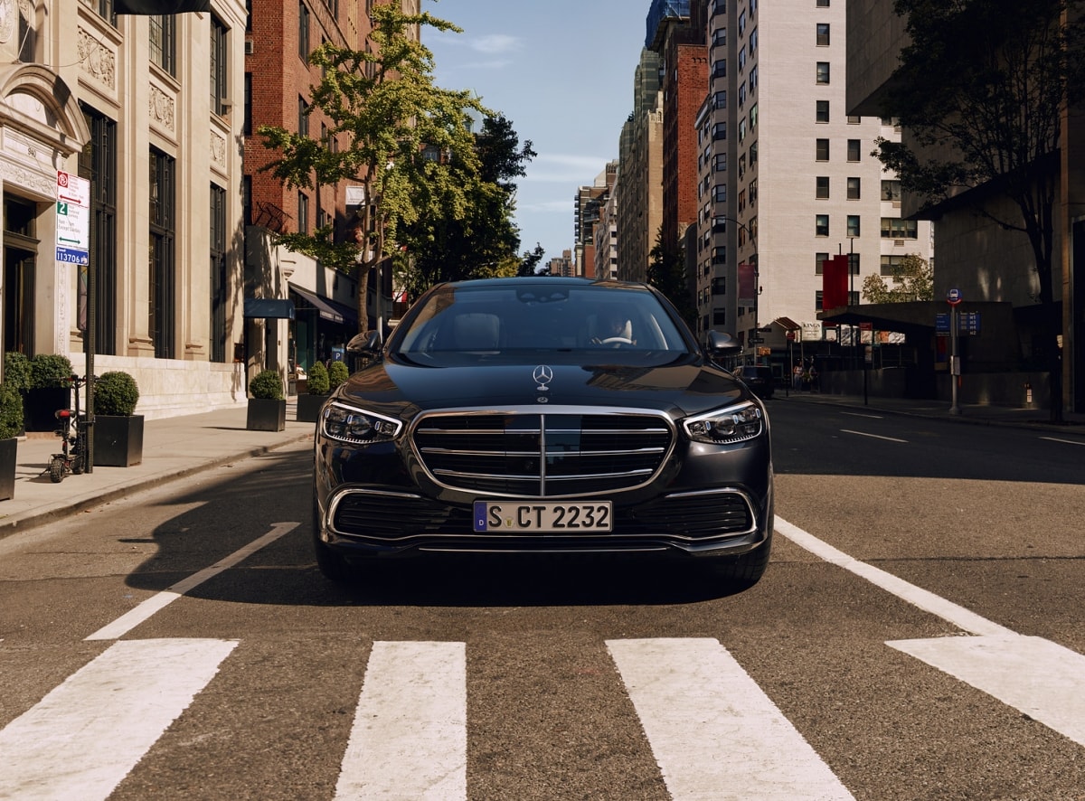 Ở thế hệ mới, Mercedes-Benz S-Class sẽ có với hai phiên bản để khách hàng lựa chọn là S 450 với giá từ 5,199 tỷ đồng và S 450 Luxury với giá từ 5,749 tỷ đồng. So với đời cũ, S 450 mới có giá bán đắt hơn 900 triệu đồng, trong khi đó S 450 Luxury mới đắt hơn 780 triệu đồng. Tuy nhiên, S-Class thế hệ mới sẽ được nhập nguyên chiếc từ Đức ở thời điểm này thay vì lắp ráp trong nước như trước đây. 