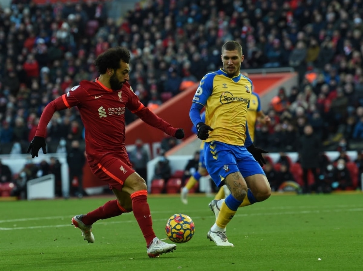Salah và các đồng đội đang có thế trận vượt trội trước Southampton. (Ảnh: Getty).