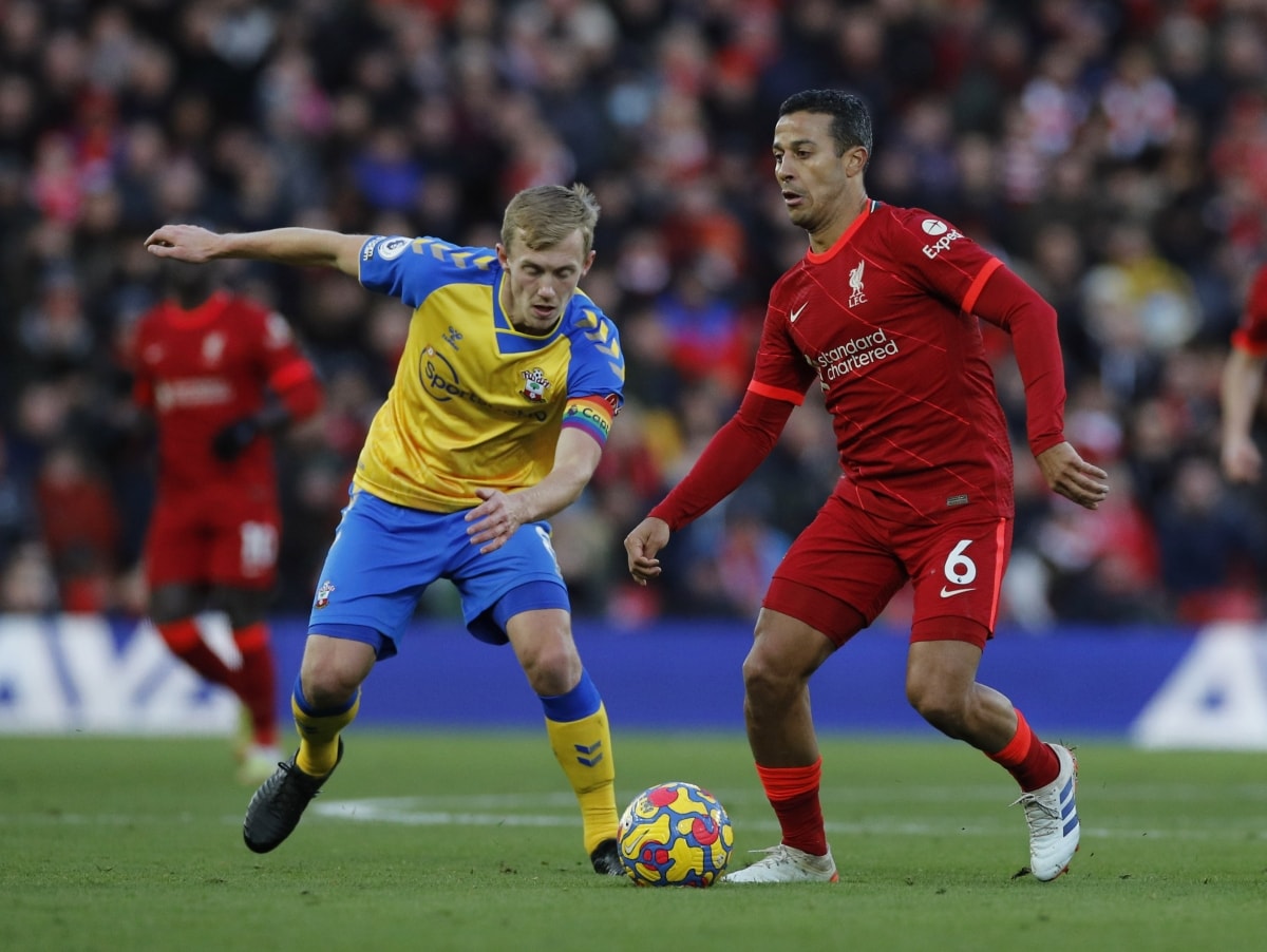 Trong những phút đầu hiệp 2, bóng chỉ lăn bên phần sân Southampton. (Ảnh: Reuters).