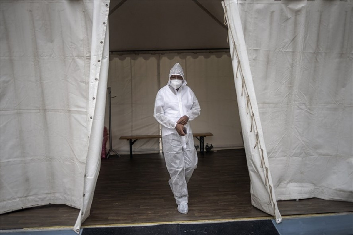 Nhân viên y tế Nam Phi trong trang phục bảo hộ ngừa Covid-19 ở Soweto. Ảnh: AFP