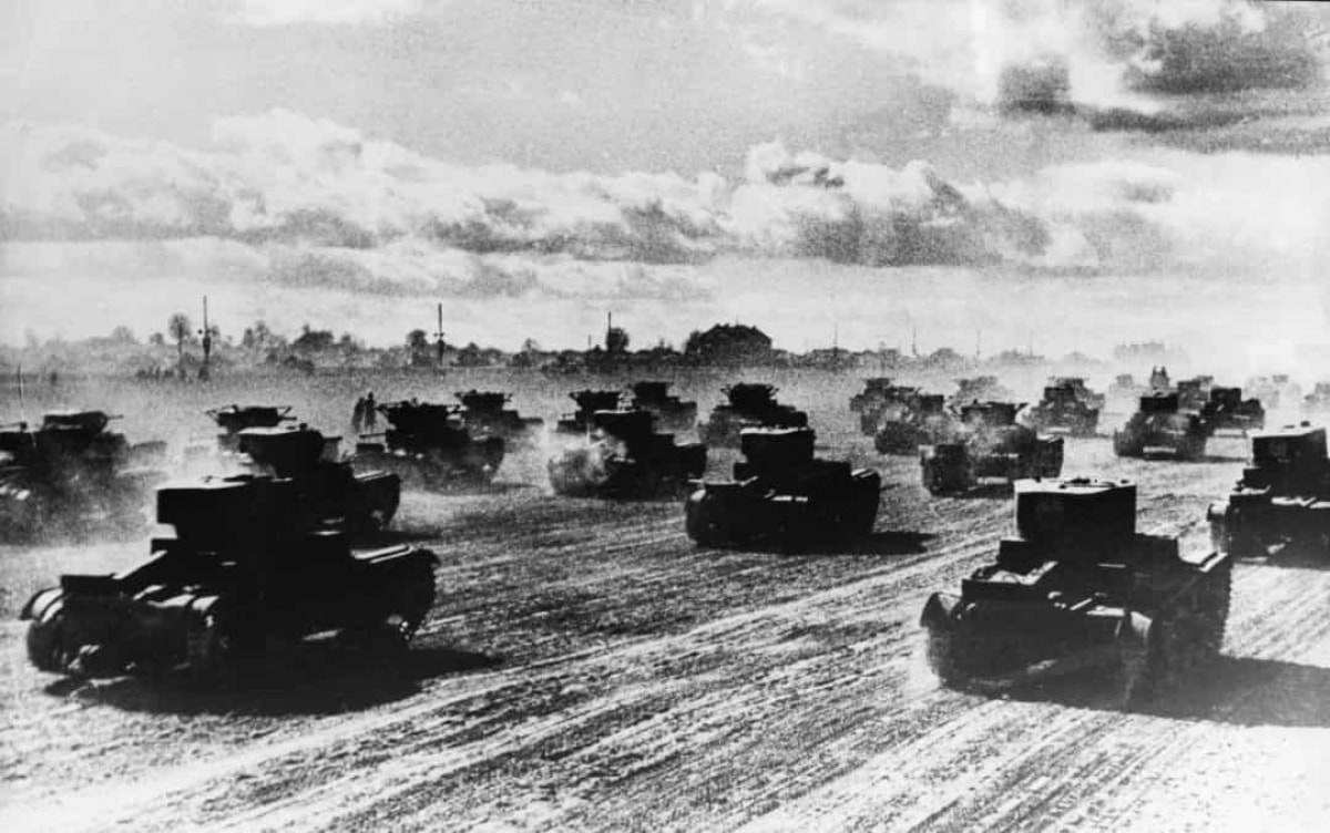 Chiến dịch Barbarossa (1941) là mật danh của cuộc xâm lược tàn khốc của phát xít Đức vào Liên Xô. Cuộc xâm lược bắt đầu từ 22/6/1941 và kết thúc 5/12 cùng năm.