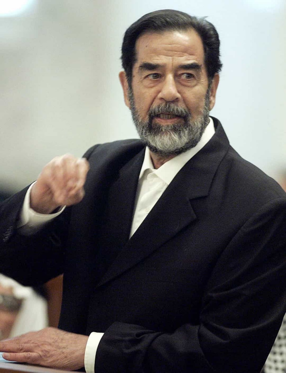 Chiến dịch Bình minh Đỏ (2003). Ngày 13/12/2003, nhà lãnh đạo Iraq Saddam Hussein (trong ảnh) bị lực lượng quân sự Mỹ bắt ở thị trấn ad-Dawr gần Tikrit. Chiến dịch kéo dài 8 tháng này được đặt theo tên của bộ phim “Bình minh Đỏ”.