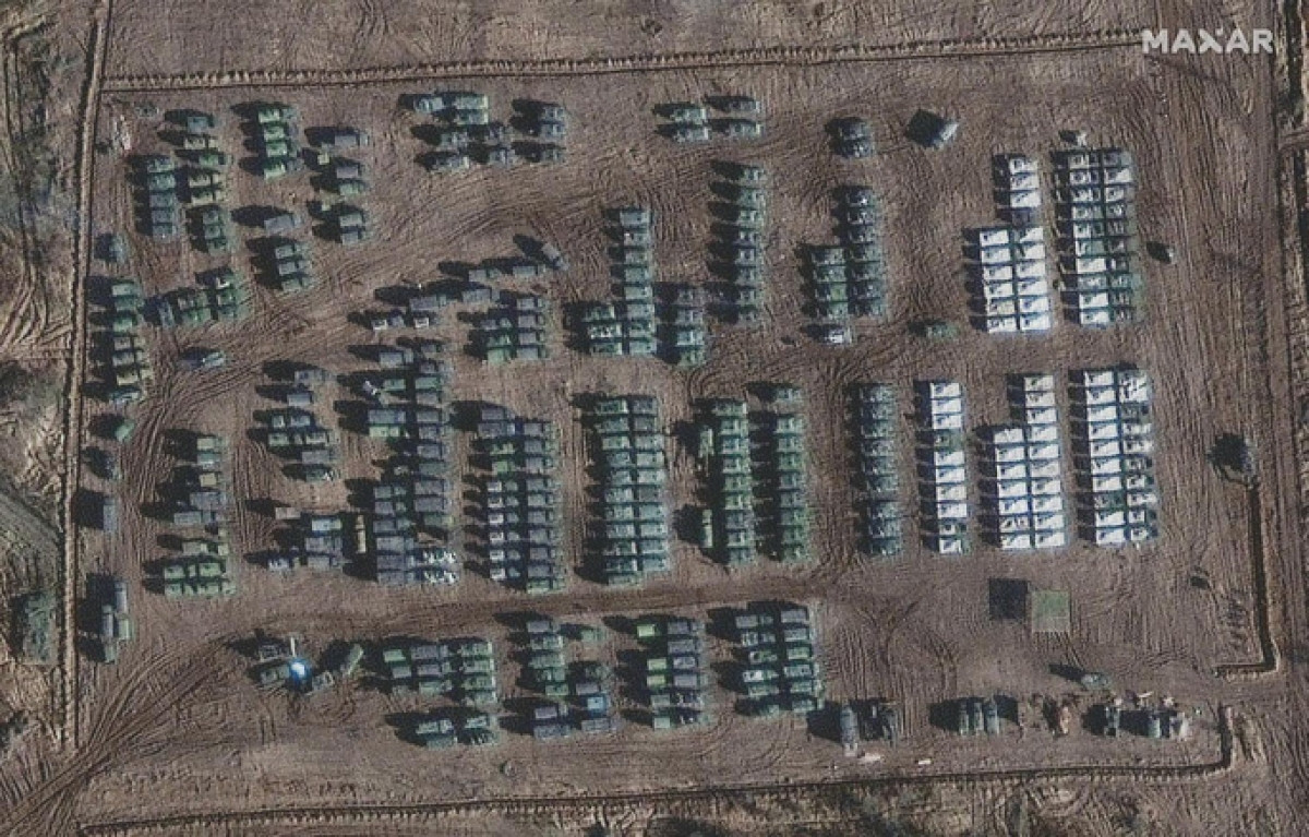 Hình ảnh chụp từ vệ tinh cho thấy nhiều xe quân sự xuất hiện ở thị trấn Yelnya của Nga. Ảnh: Reuters