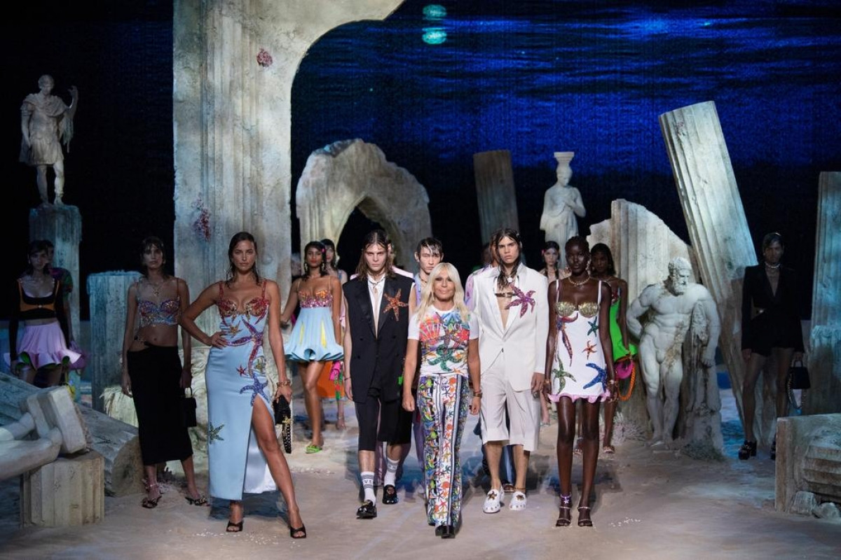 Nhà thiết kế Donatella Versace bày tỏ niềm tiếc thương vô hạn sự ra đi của đồng nghiệp.
​​​​​​