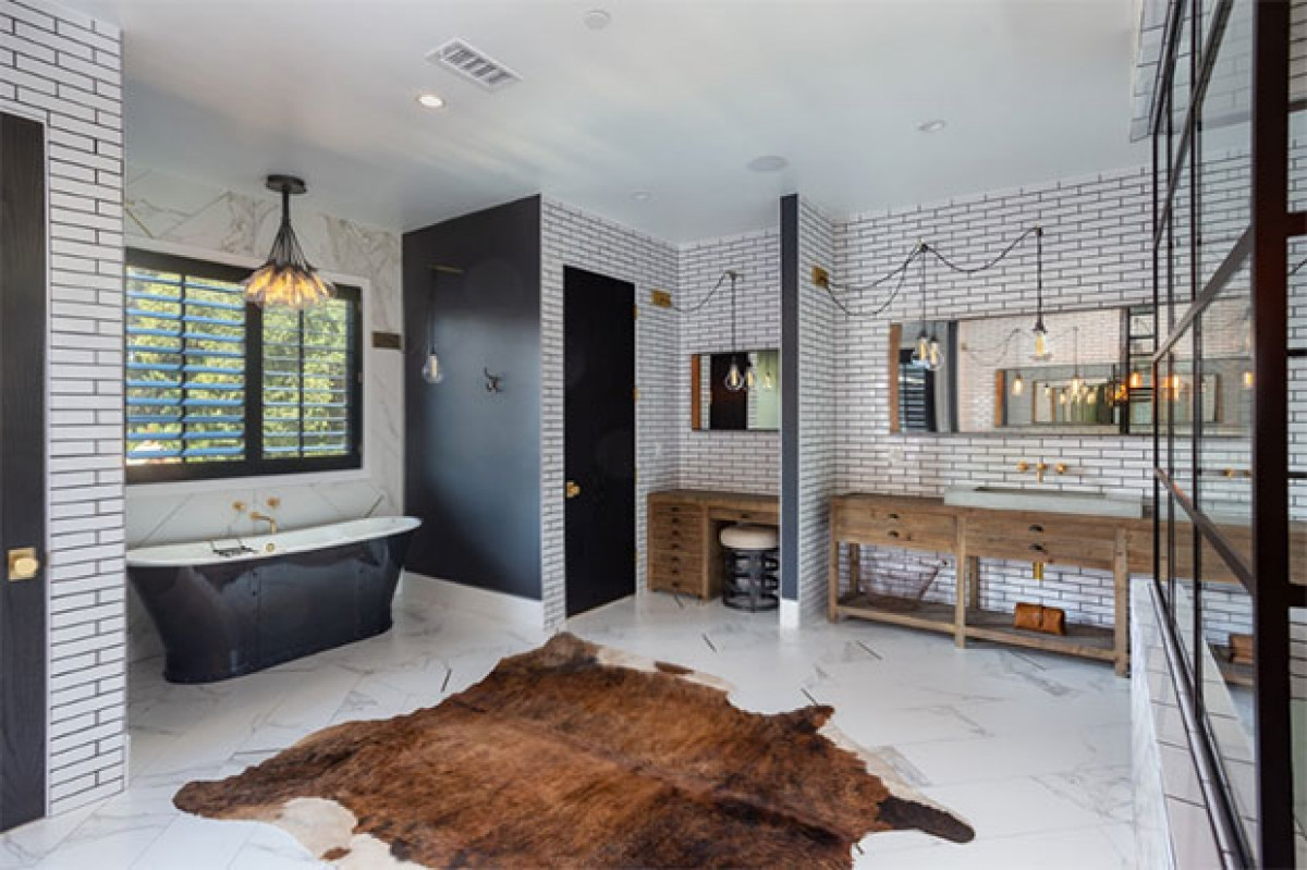 Ngôi nhà có 11 phòng tắm được thiết kế với tông màu đen và trắng. Một tấm thảm da bò nổi bật giữa không gian, làm ấm sàn nhà.
