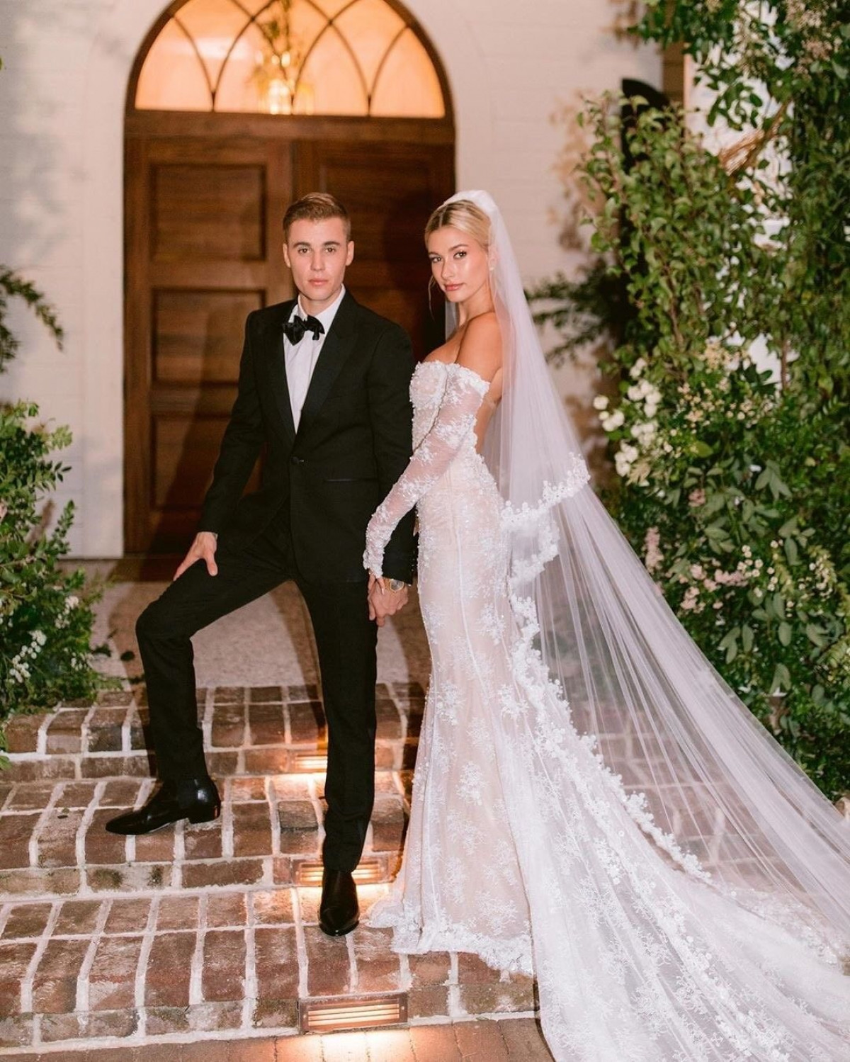 Virgil Abloh là người thiết kế váy cưới cho Hailey Bieber. 