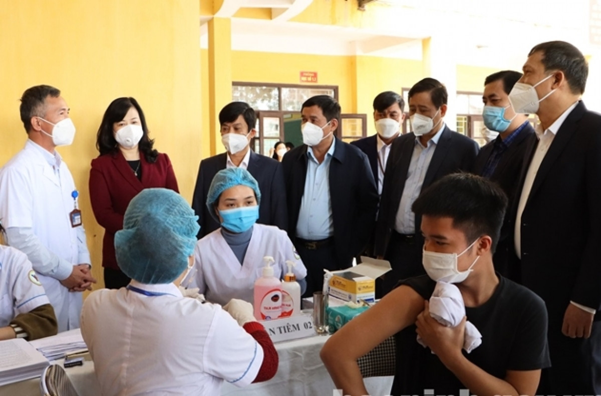Lãnh đạo tỉnh Bắc Ninh kiểm tra công tác tiêm vắc xin phòng COVID - 19 đầu tiên cho học sinh trên địa bàn.