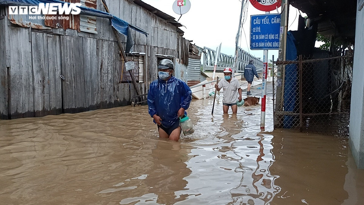 Ảnh: Mưa lớn, lũ dâng, gần 8.300 nhà dân ở TP Nha Trang chìm trong biển nước - 3