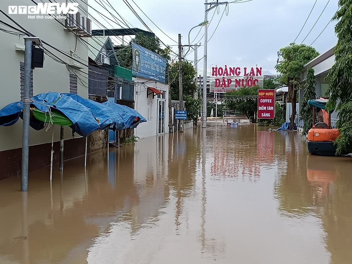 Ảnh: Mưa lớn, lũ dâng, gần 8.300 nhà dân ở TP Nha Trang chìm trong biển nước - 7