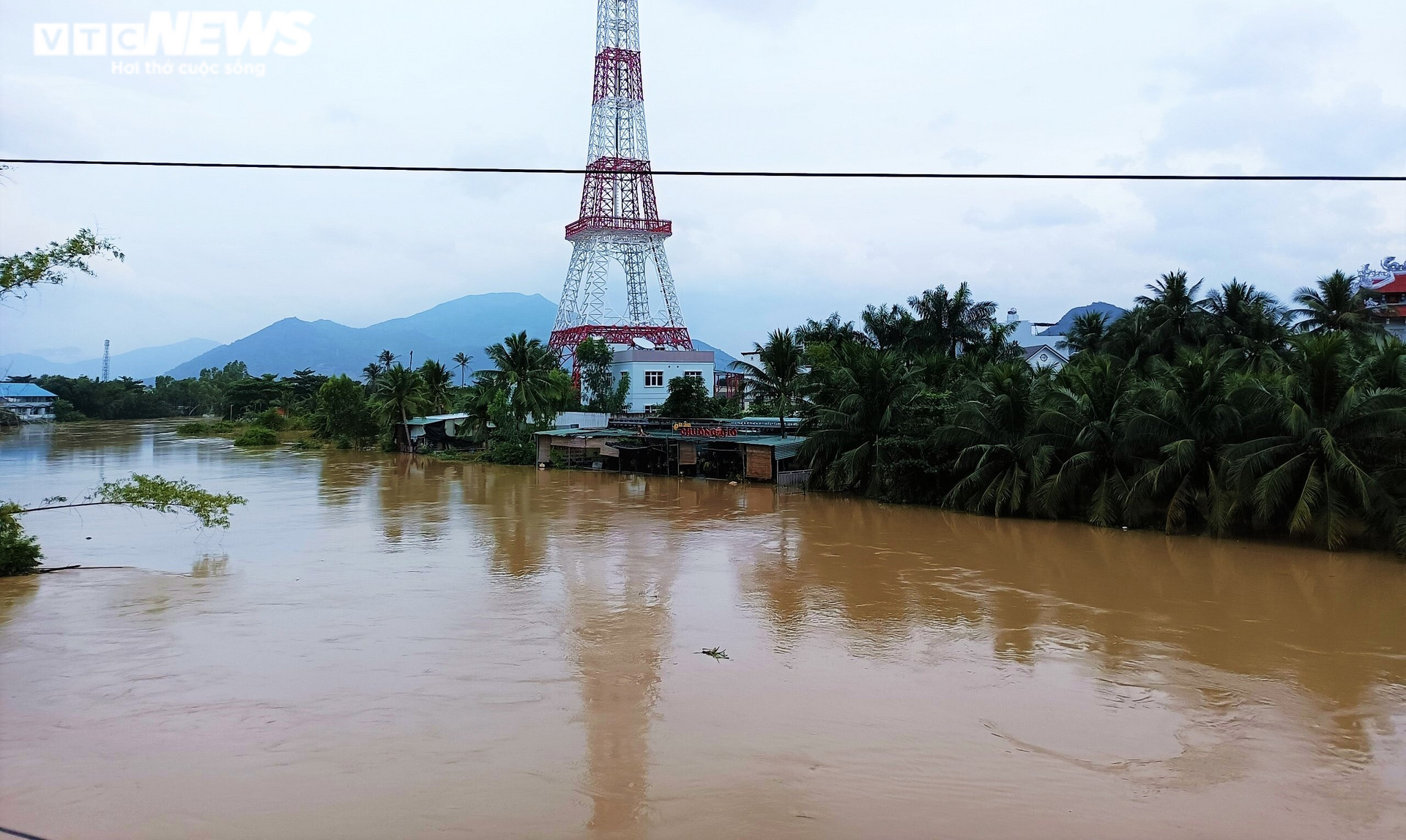 Ảnh: Mưa lớn, lũ dâng, gần 8.300 nhà dân ở TP Nha Trang chìm trong biển nước - 1