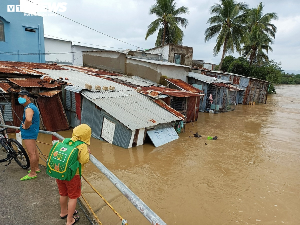Ảnh: Mưa lớn, lũ dâng, gần 8.300 nhà dân ở TP Nha Trang chìm trong biển nước - 2