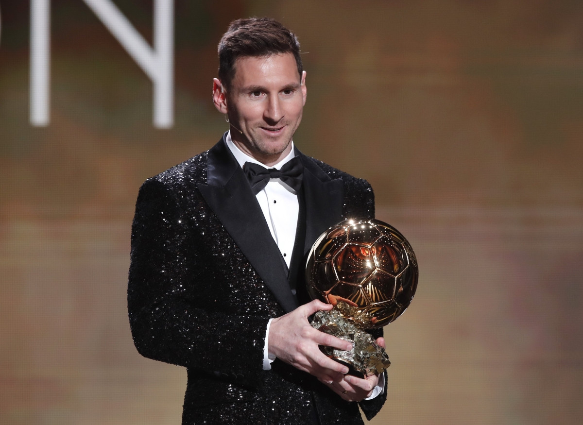 Messi bị đau dạ dày sau khi trở về từ lễ trao giải Quả bóng Vàng 2021 (Ảnh: Reuters).