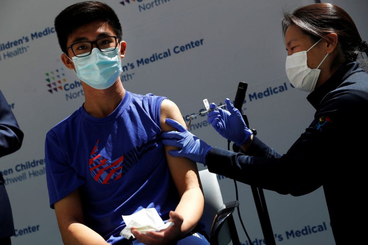 Thomas Lo (15 tuổi) tiêm vaccine Covid-19 tại Trung tâm Y tế Nhi Cohen của Northwell Health ở New Hyde Park, New York, Mỹ. Ảnh: Reuters