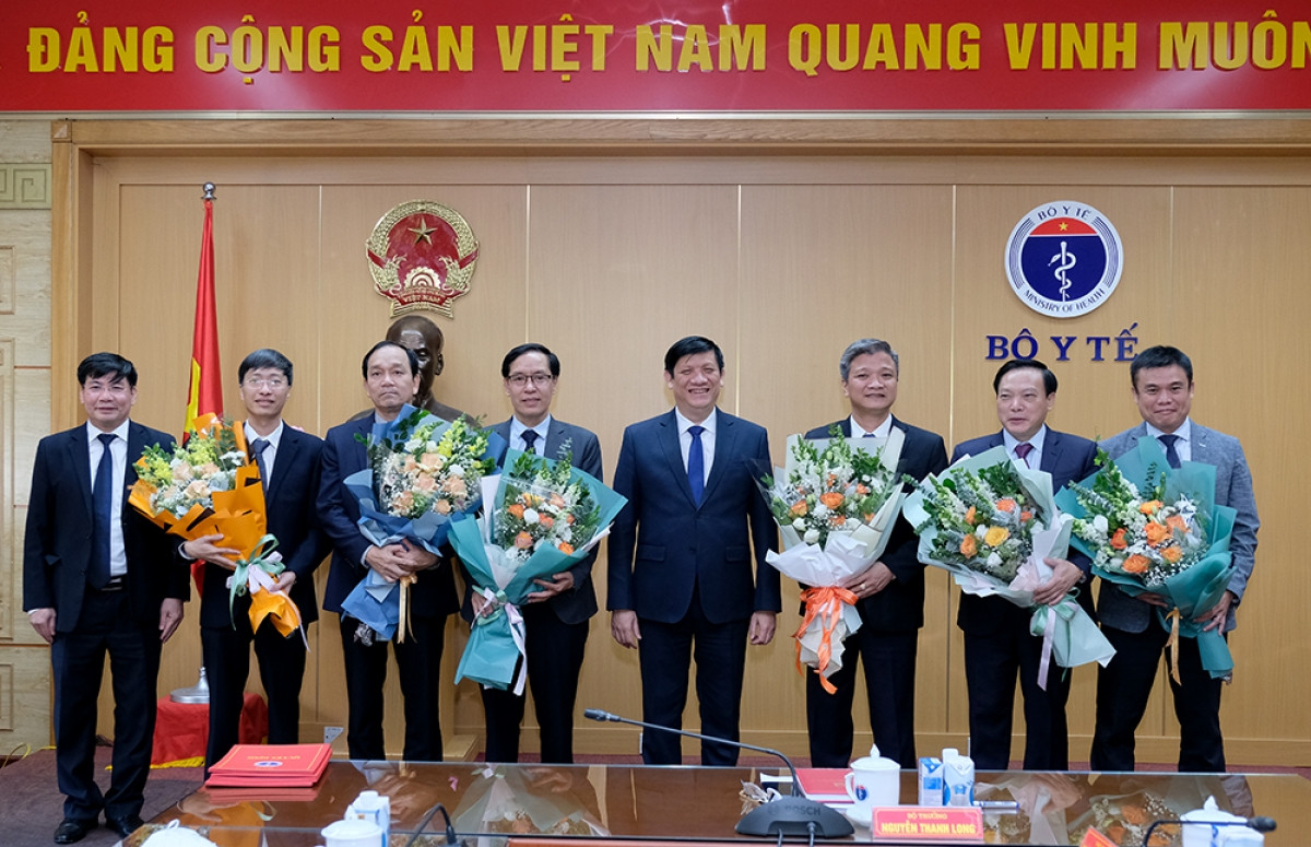 Bộ trưởng Nguyễn Thanh Long chúc mừng các cán bộ bổ nhiệm chức vụ Chánh Văn phòng Ban Cán sự Đảng Bộ Y tế, lãnh đạo các Cục/Vụ trực thuộc Bộ Y tế.