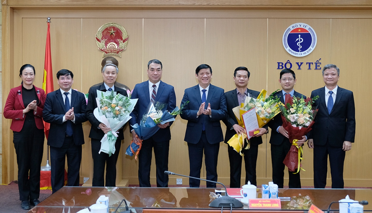 Bộ trưởng Nguyễn Thanh Long chúc mừng các cán bộ bổ nhiệm, bổ nhiệm lại.