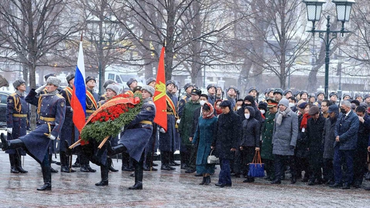 Chủ tịch nước Nguyễn Xuân Phúc và Phu nhân cùng Đoàn đại biểu cấp cao Việt Nam đã tới đặt vòng hoa tại Đài tưởng niệm các liệt sỹ vô danh tại Thủ đô Moscow.