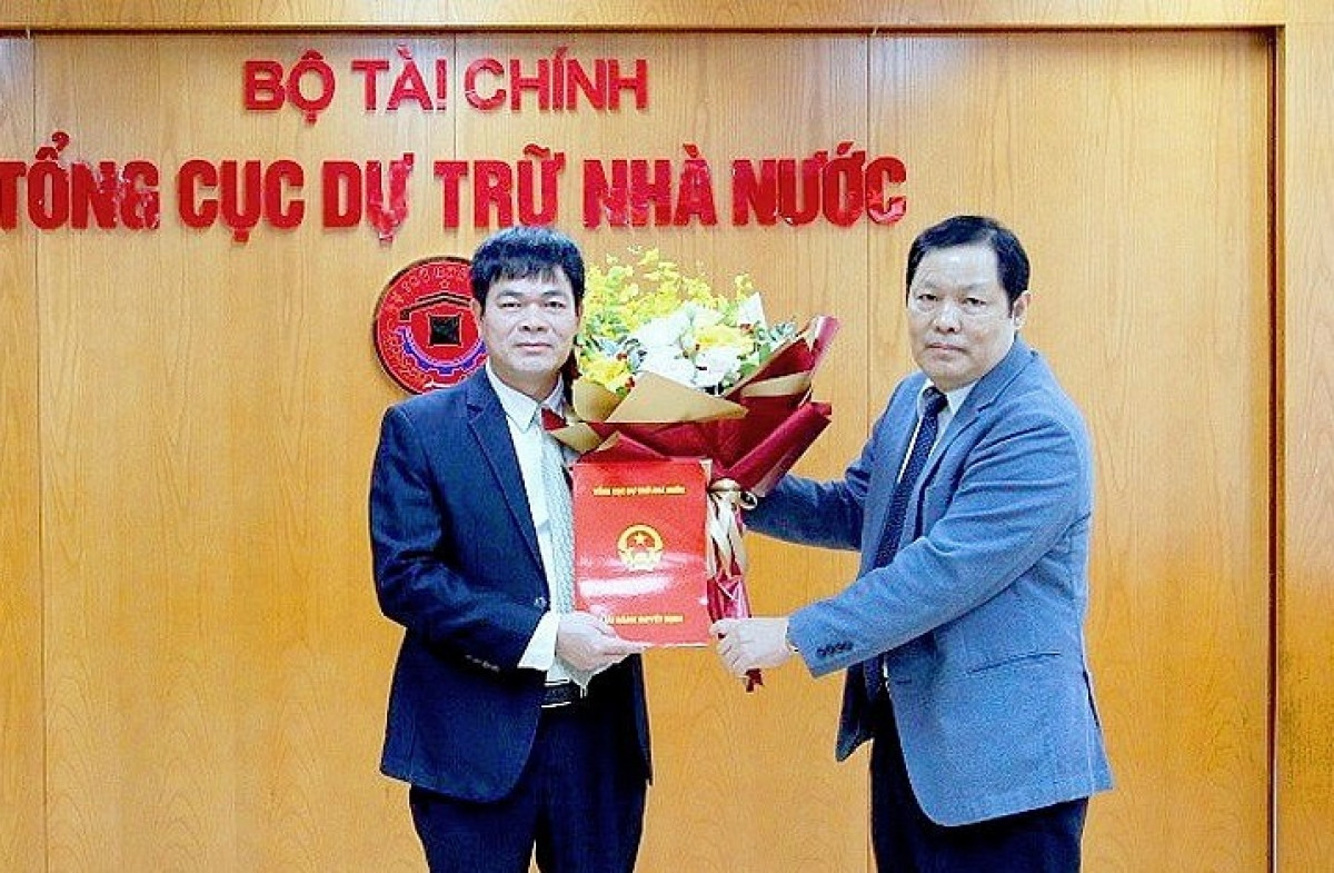 Ông Đỗ Việt Đức, Tổng cục trưởng Tổng cục Dự trữ nhà nước trao quyết định và chúc mừng ông Phạm Việt Hà.