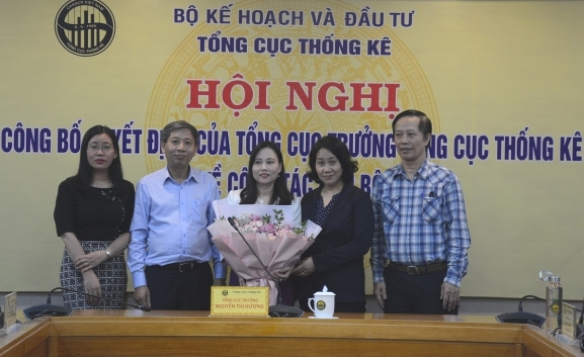 Bà Nguyễn Thị Hương, Tổng cục trưởng Tổng cục Thống kê trao quyết định và chúc mừng bà Phí Thị Hương Nga.