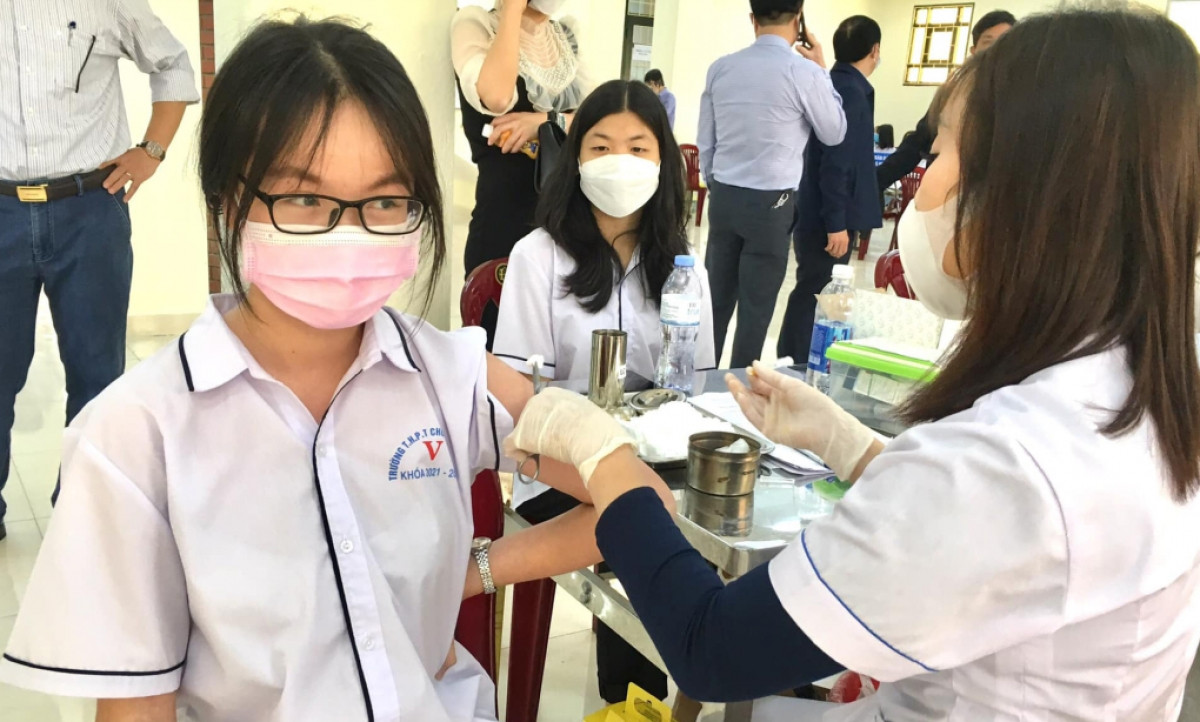 Học sinh THPT ở Thanh Hóa tiêm vaccine phòng Covid-19, ngày 1/12.