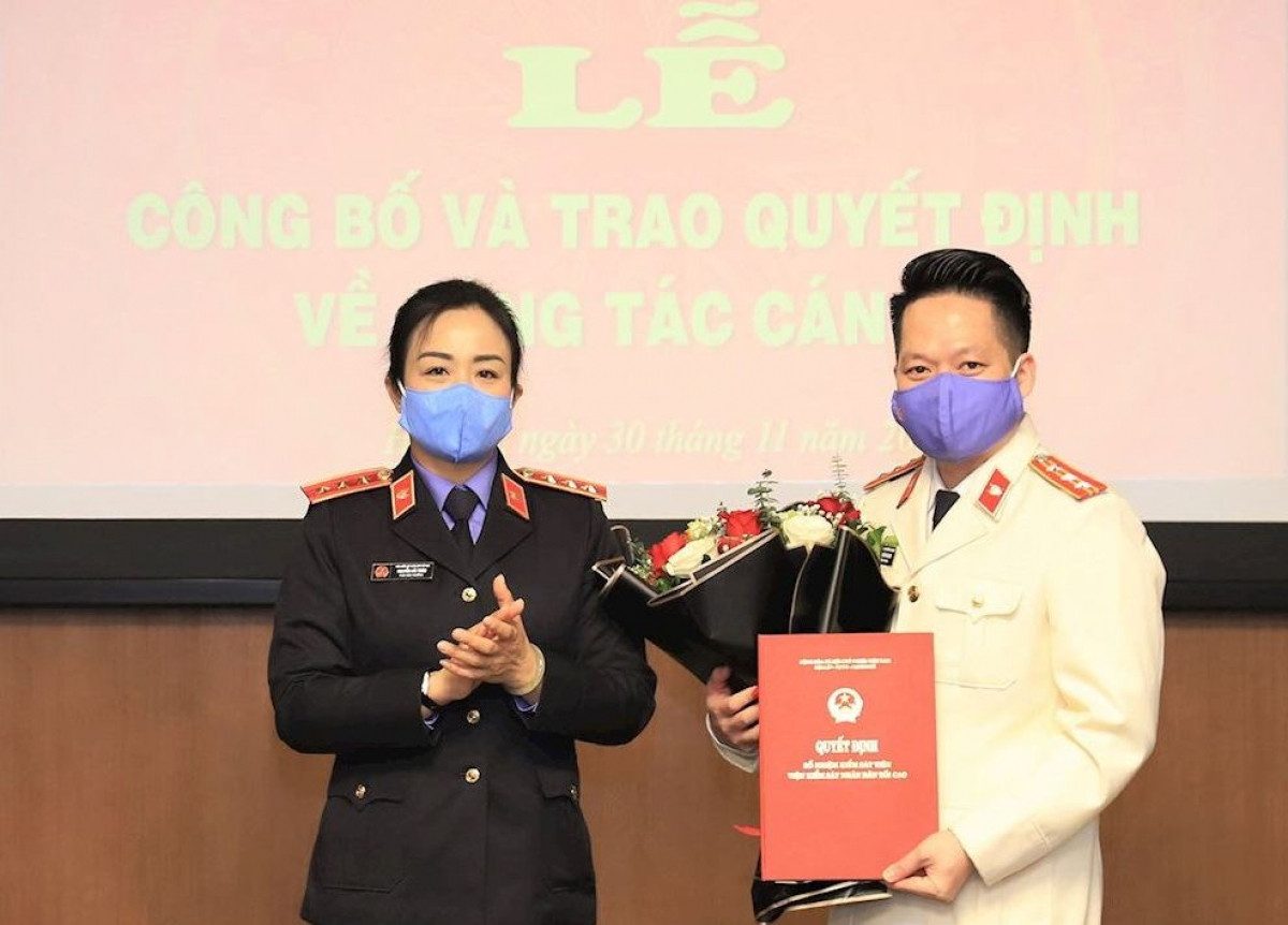 Bà Nguyễn Hải Trâm, Phó Viện trưởng Viện Kiểm sát nhân dân tối cao trao quyết định và chúc mừng ông Đinh Hoàng Quang.