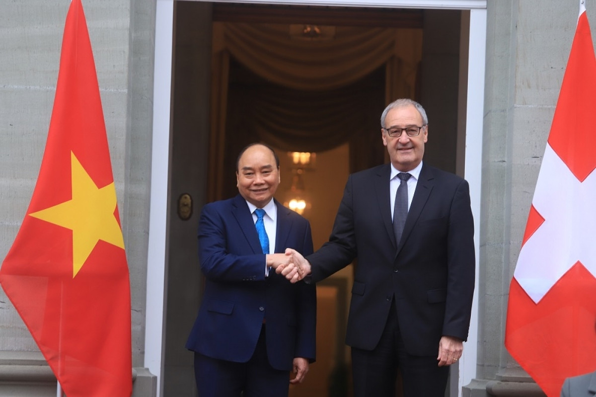 Tổng thống Thụy Sỹ Guy Parmelin chào bắt tay chào mừng Chủ tịch nước Nguyễn Xuân Phúc thăm chính thức Thụy Sỹ.