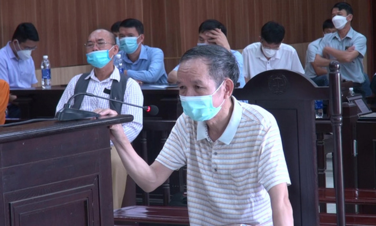 Ông Hồ Đình Tùng (người mặc áo phông sọc ngang) tại phiên tòa - Ảnh tư liệu Tuổi Trẻ Online