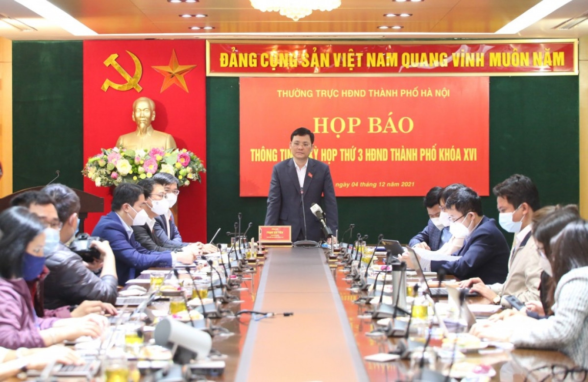 Phó Chủ tịch HĐND thành phố Phạm Quí Tiên phát biểu tại buổi họp báo.