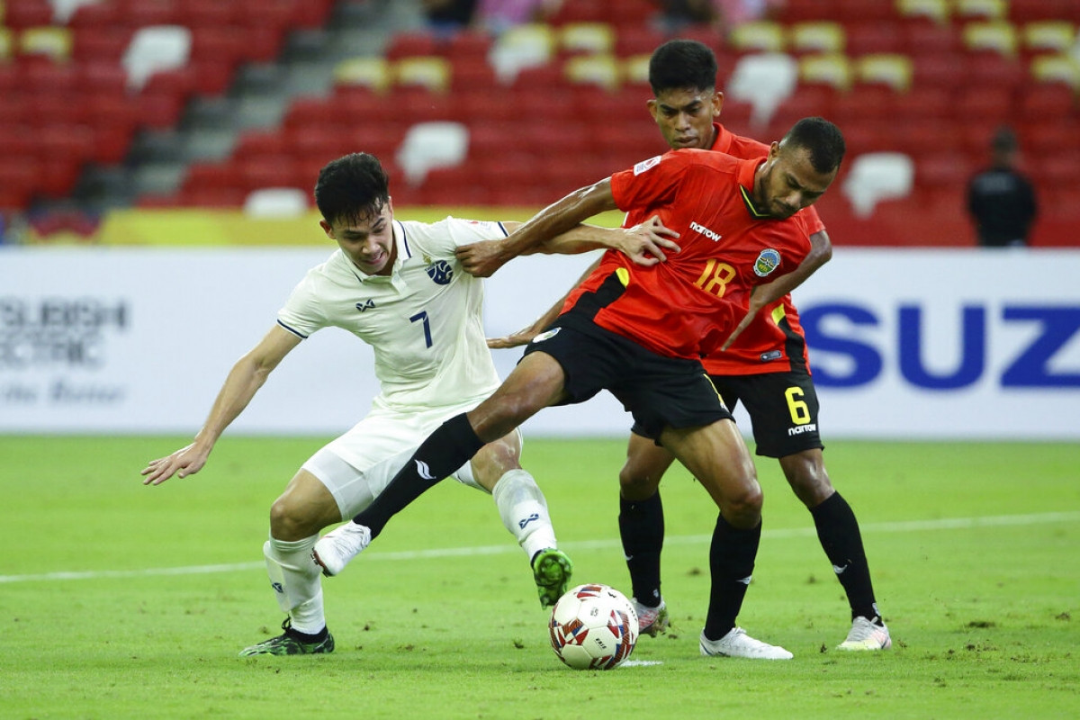 Thái Lan (áo trắng) chơi thiếu thuyết phục trước Timor Leste (Ảnh: AP).