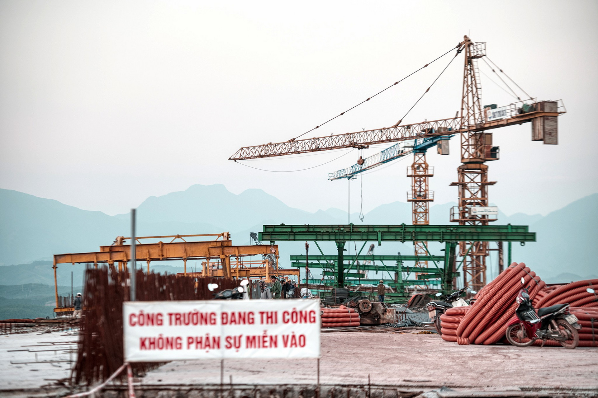 Cận cảnh cầu vượt biển dài 1.500m vừa hợp long ở Quảng Ninh - 9