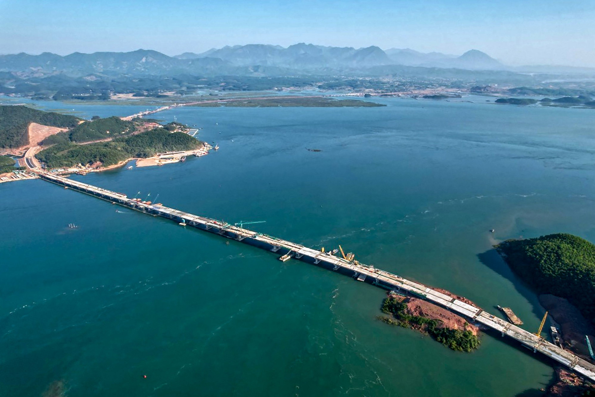 Cận cảnh cầu vượt biển dài 1.500m vừa hợp long ở Quảng Ninh - 5