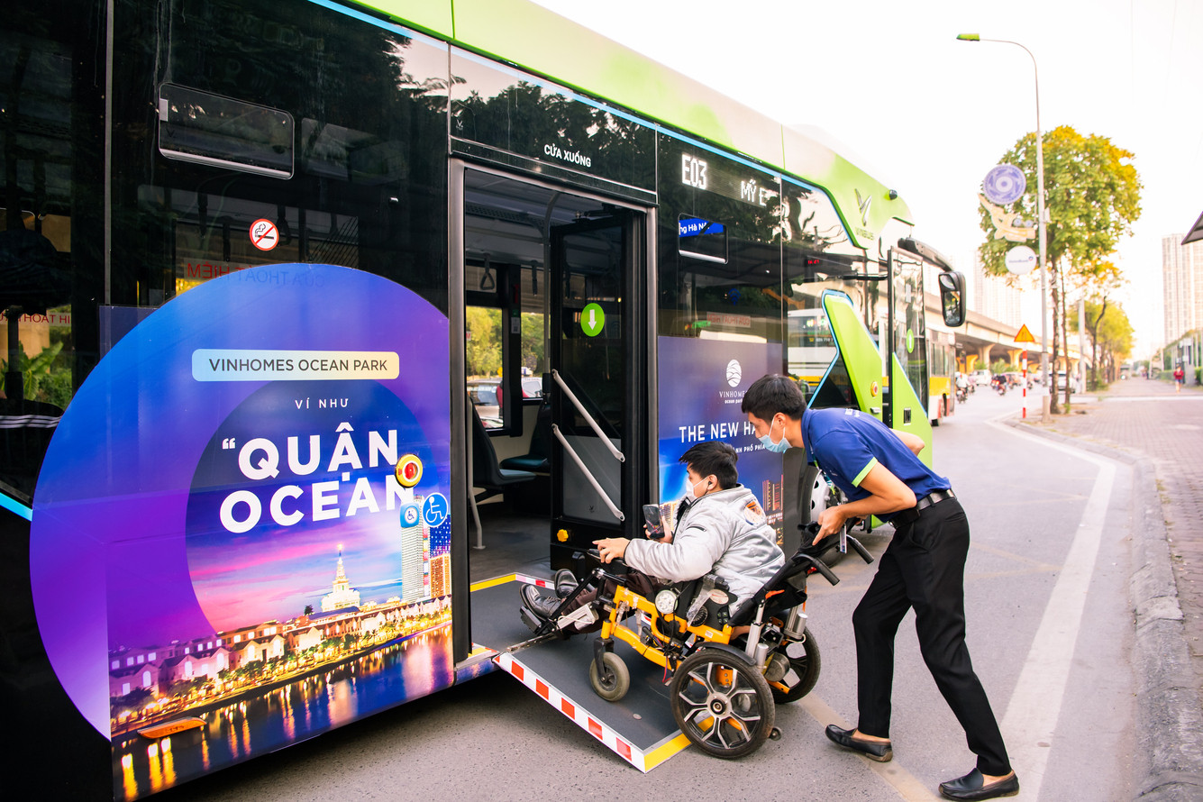 Người dân thủ đô háo hức khám phá xe buýt không khói đầu tiên ở Việt Nam - 7
