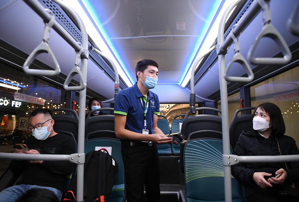 Người dân thủ đô háo hức khám phá xe buýt không khói đầu tiên ở Việt Nam - 8