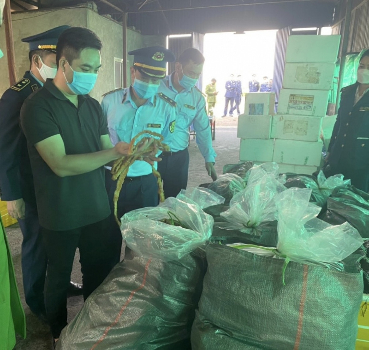 Lực lượng chức năng kiểm tra cơ sở sản xuất, chế biến thực phẩm của ông Phạm Năng Út.